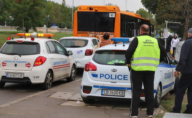 Автобус от градския транспорт в София удари 3 коли