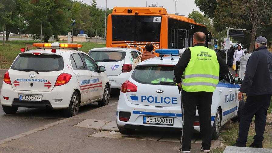 Автобус от градския транспорт в София удари 3 коли