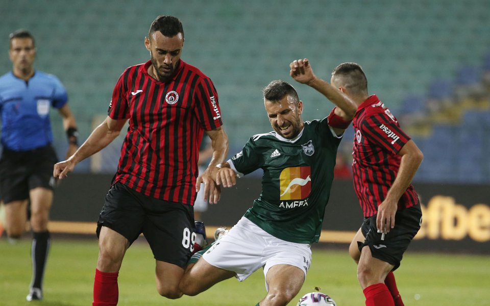 Опитният халф на Пирин Благоевград Светослав Дяков е претърпял операция