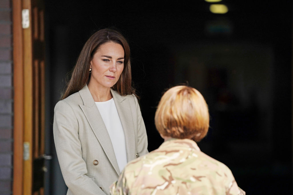 <p>Херцогиня Катрин се срещна с участници в &bdquo;Операция Pitting&ldquo; - британска военна операция за евакуация на британски граждани и афганистанци, отговарящи на условията, от Кабул след офанзивата на талибаните.</p>