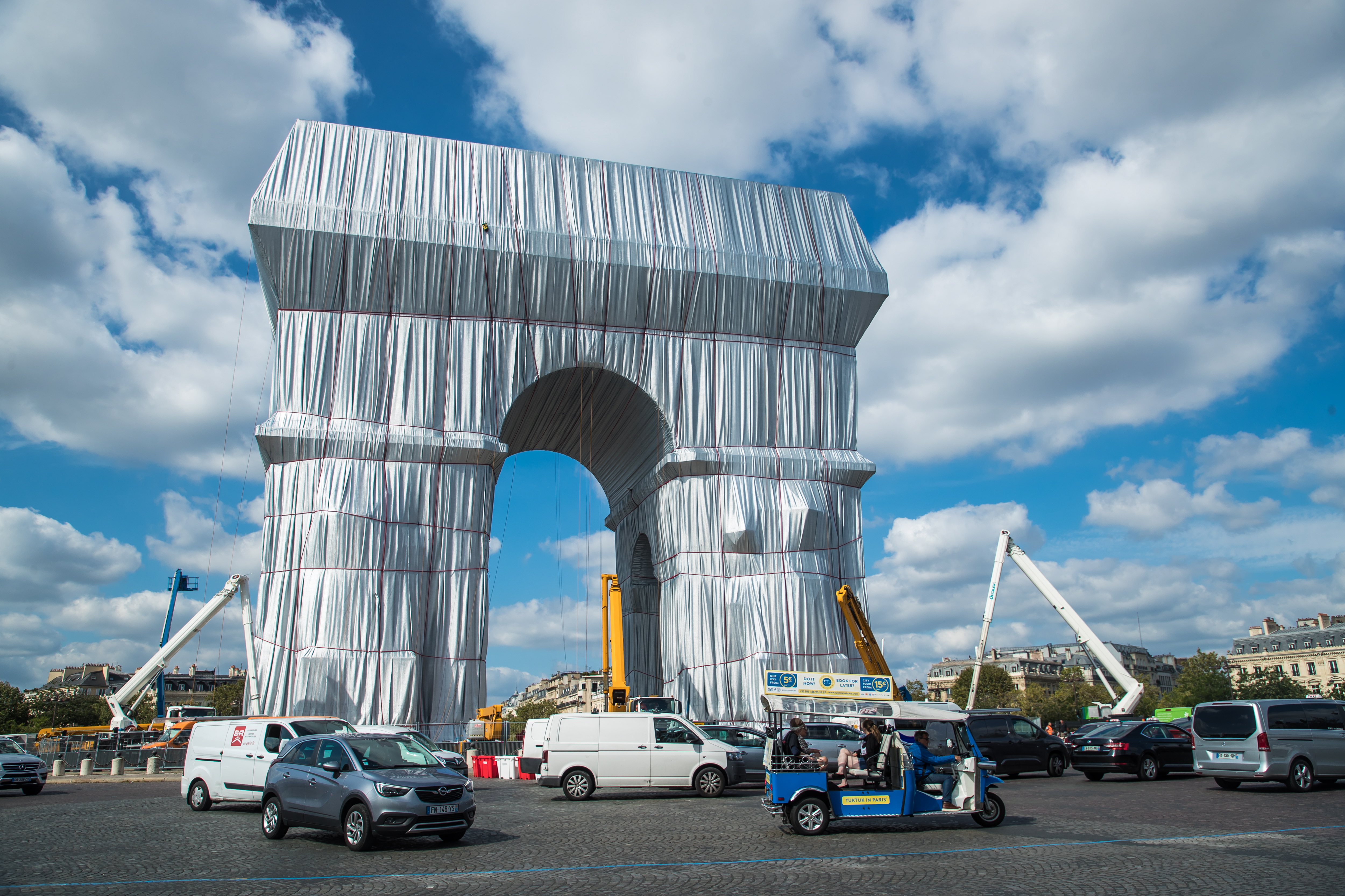 <p>Откриха &quot;Опакованата Триумфална арка&quot; в присъствието на Еманюел Макрон</p>