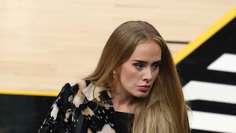  Адел се завърна в две фотосесии за Vogue 