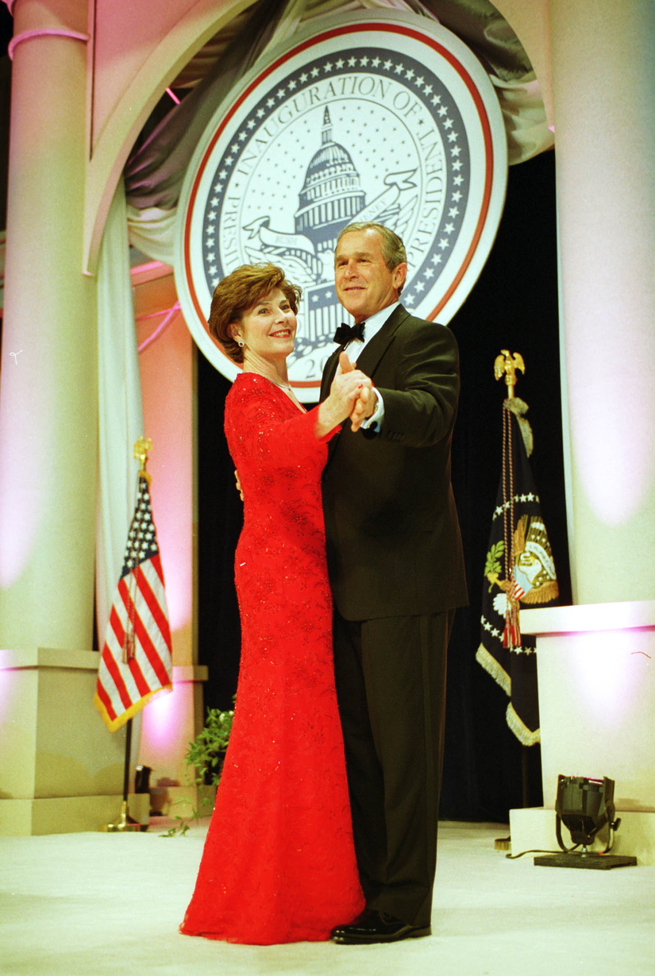 <p>Лора Буш на вечерния бал през 2001 г.</p>