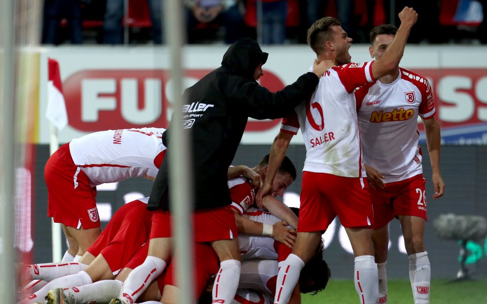 Отборът на Регенсбург надви Ауе с 3:2 в мач от