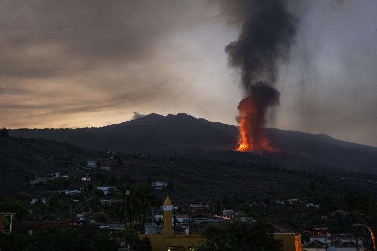Изригна вулканът Кумбре Виеха на испанския остров Ла Палма