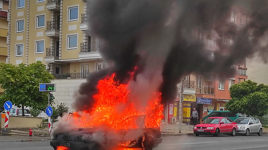 <p>Автомобил изгоря на столичен булевард&nbsp;(СНИМКИ/ВИДЕО)</p>