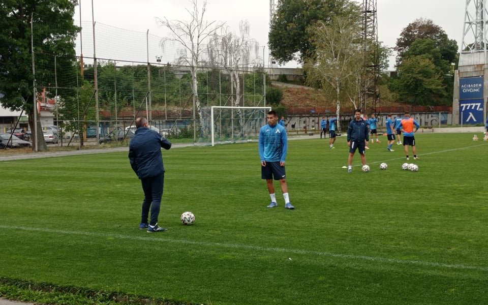 Станимир Стоилов дава указания на Здравко Димитров