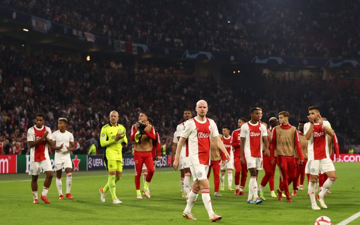 Аякс мина с лекота през обезкървен Бешикташ