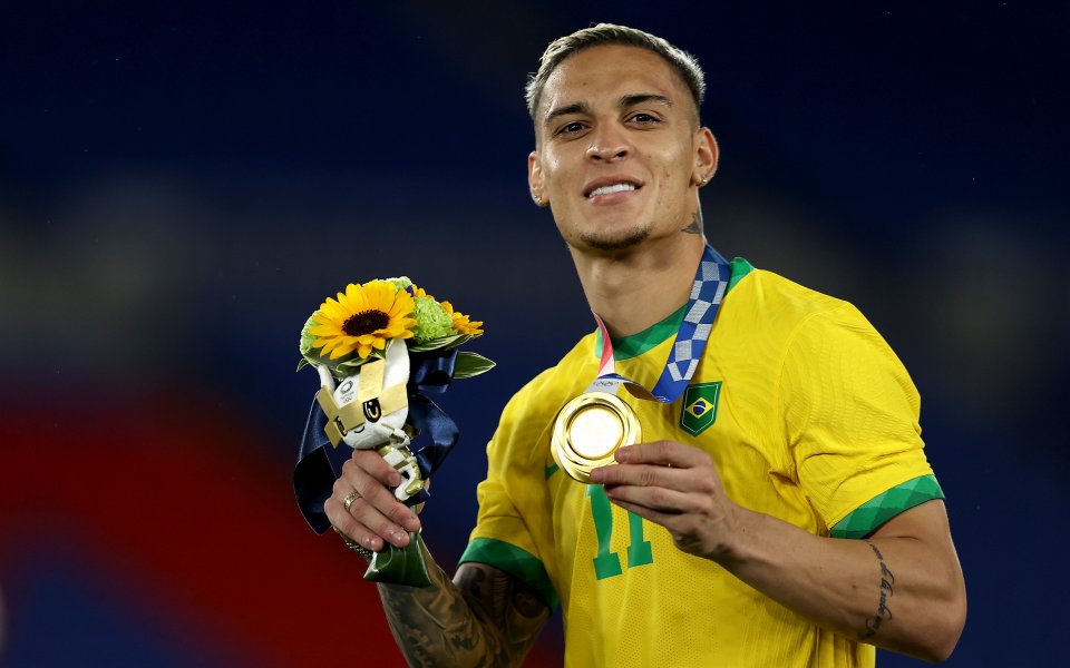 Барселона се интересува от бразилското крило на Аякс Антони, съобщават