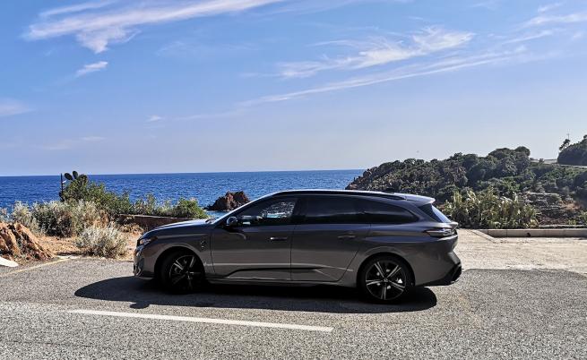  STOP & GO: Макар 308 да е повишен единствено 11 мм на дължина (хечбек, 60 мм е нарастването при комбито), междуосието е увеличено с 55 мм, а височината снижена с 20 мм, с цел да се усъвършенства аеродинамичното противодействие. 