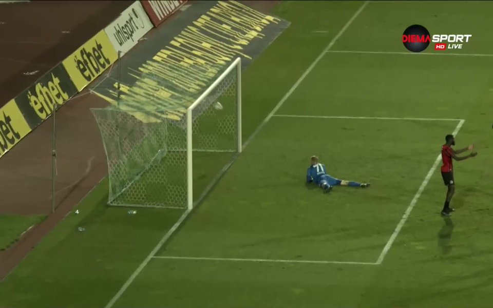 След центриране на Лебон отляво, отбраната на гостите не успя