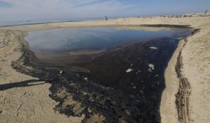 Заради петролния разлив: Взеха проби от водата в Черно море