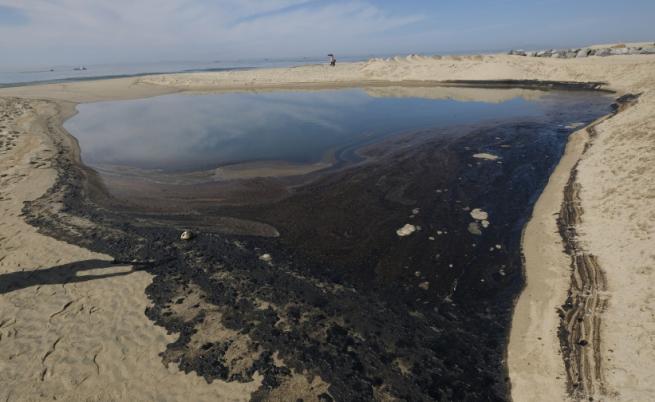 Огромен петролен разлив край Калифорния, опасност от екологично бедствие