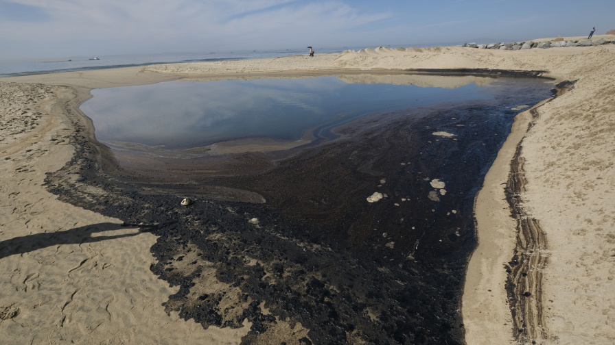 <p>Environmental Disaster: A huge oil spill off California</p> thumbnail