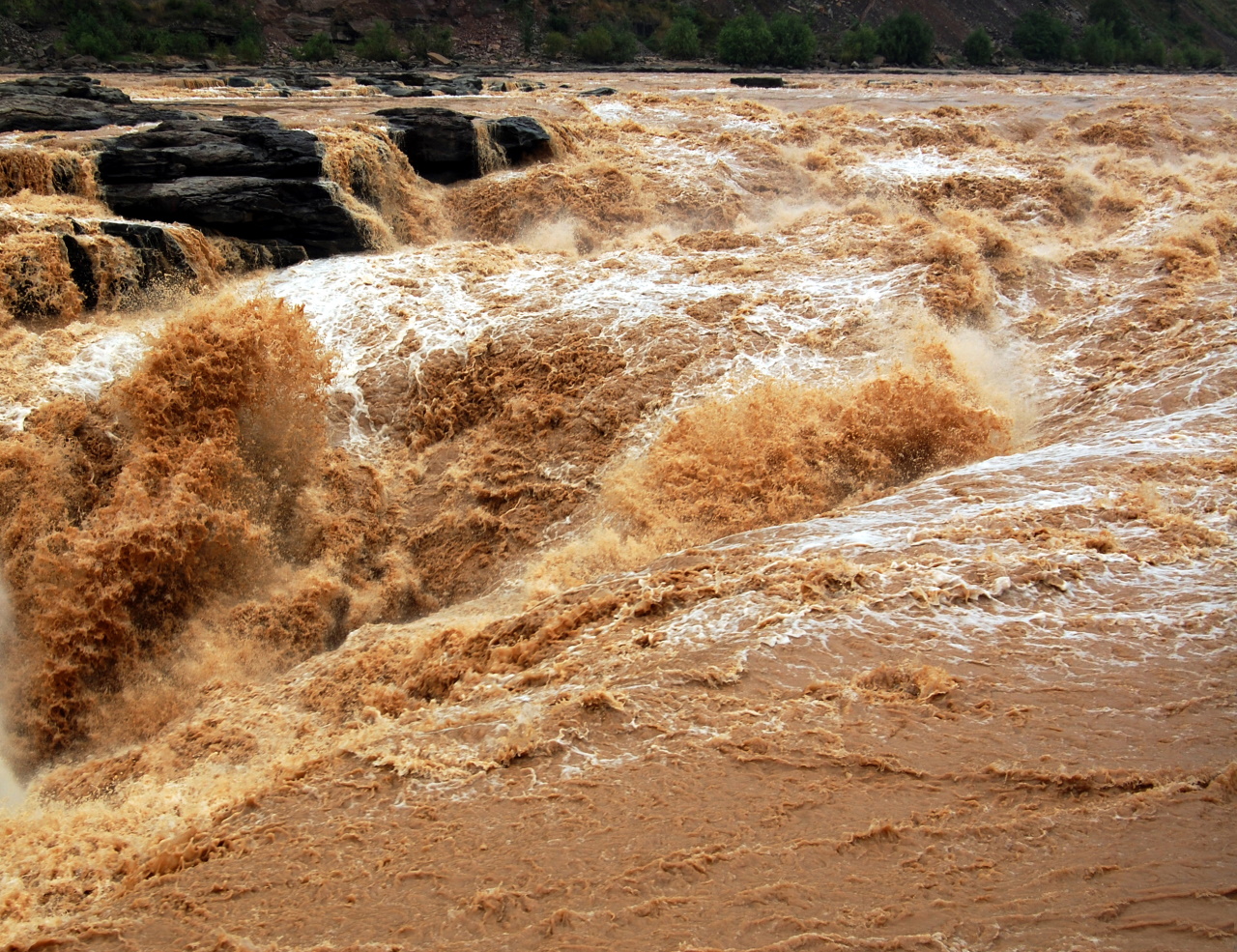 <p>Yellow River всъщност е див звяр. За последните осем десетилетия тя е сменила течението си 26 пъти и е излизала от коритото си над 1500 пъти. Вследствие на това милиони хора са загубили живота си. Заради наводненията тази река е убила повече хора, отколкото наводненията предизвикани от всички други реки по света общо.</p>