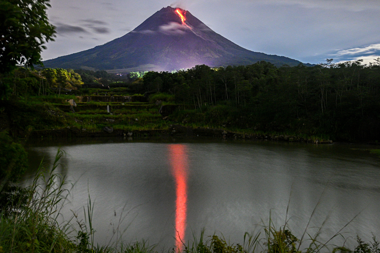 <p><strong>Планината Мерапи -&nbsp;</strong>планината Мерапи или &bdquo;планина на огъня&ldquo; е един от най-активните вулкани в Индонезия, който изригва от векове. Той се намира близо до центъра на остров Ява.&nbsp;</p>