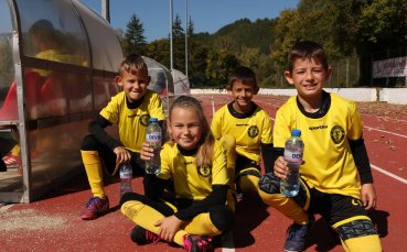 Devin Изворна подкрепя Детско юношеската школа по футбол Миньор Перник чрез