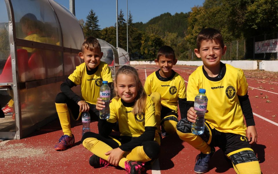 Devin Изворна подкрепя Детско-юношеската школа по футбол „Миньор“ – Перник