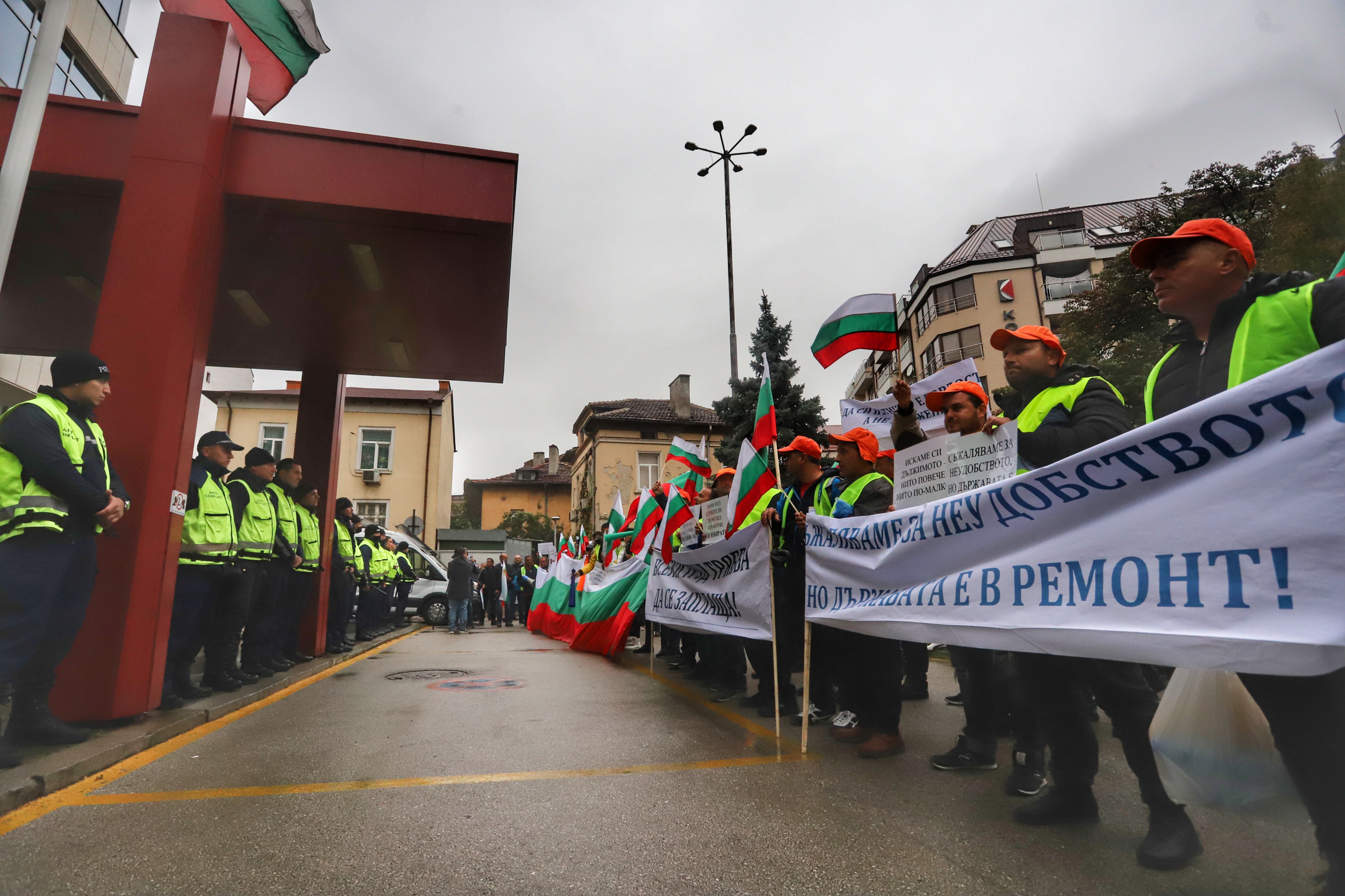 <p>Пътни строители на протест пред Министерството на регионалното развитие и благоустройството</p>