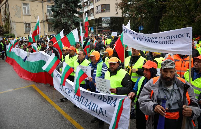 Пътни строители на протест пред Министерството на регионалното развитие и