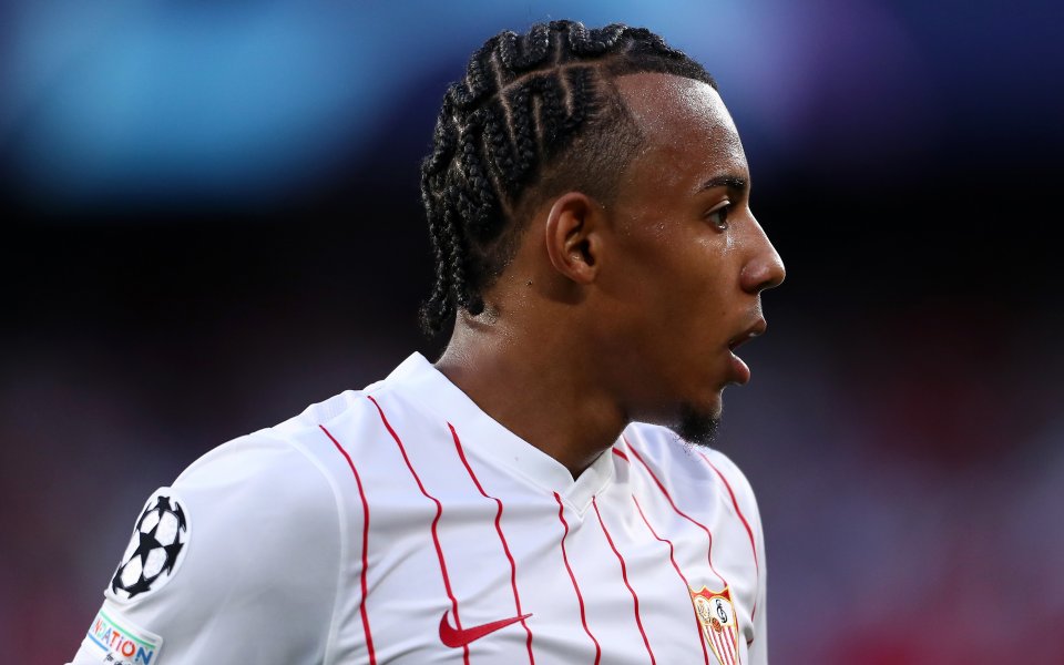 Челси не успя да привлече централния защитник на Севиля Жул