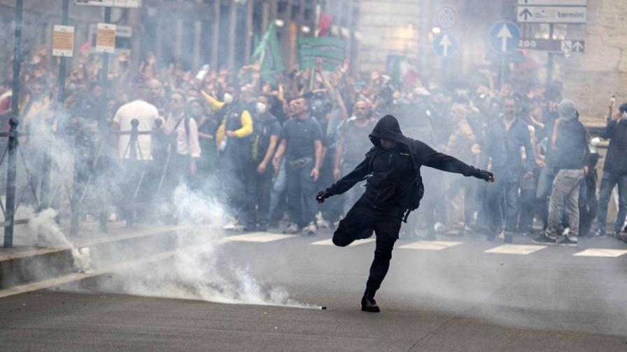 <p>Горящи контейнери, камъни и коктейли Молотов: Масови демонстрации в Италия</p>