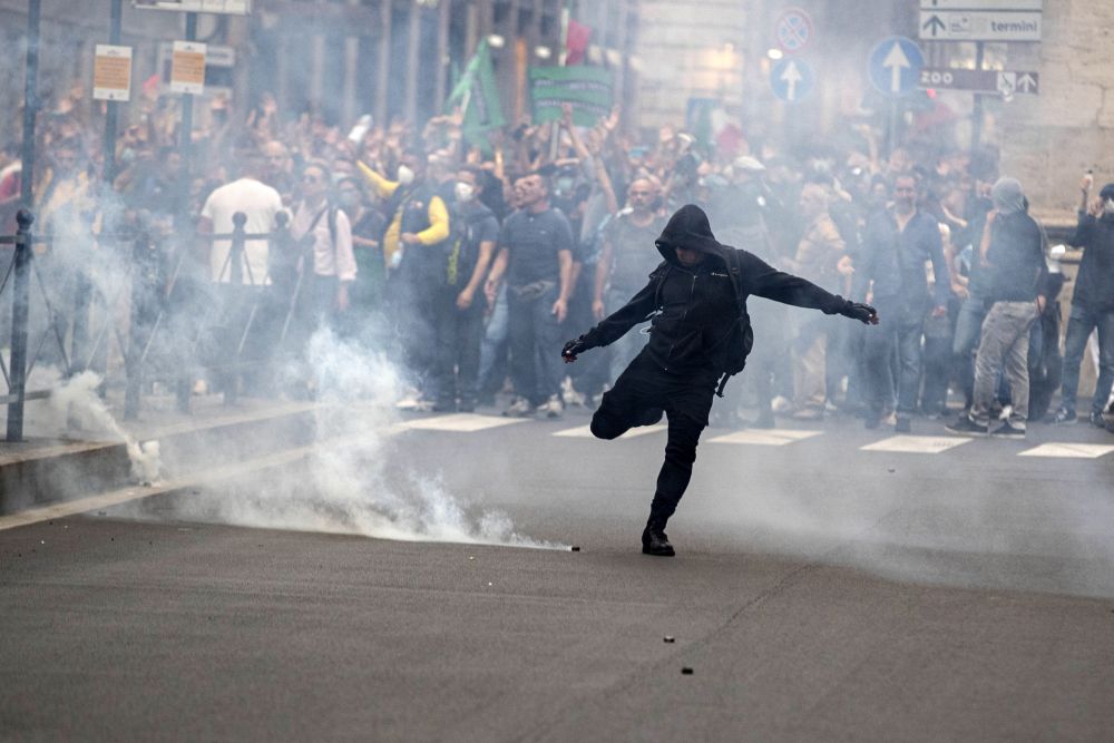 Горящи контейнери, камъни и коктейли Молотов: Масови демонстрации в Италия завършиха с арести и ранени полицаи