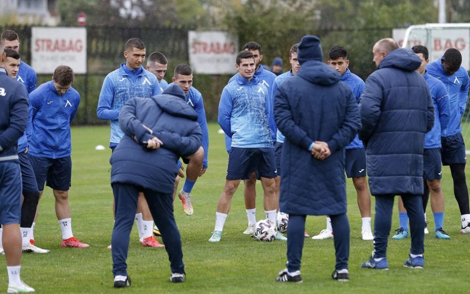 Oтборът на Левски проведе тренировка под проливния дъжд на "Герена".