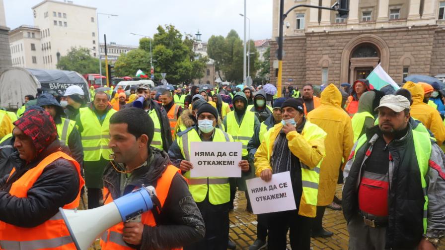Работници и служители от пътностроителните фирми излязоха на четвърти национален протест пред Министерски съвет. Този път той е с тежка техника на жълтите павета в София