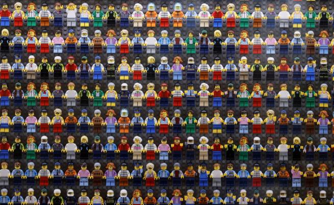 Lego празнува 90-ия си юбилей с „торта” от над 94 000 части (ВИДЕО)