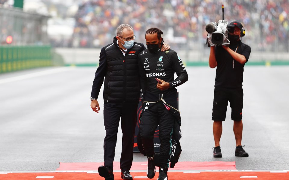 Спорът между Люис Хамилтън и колегите му в Мерцедес е