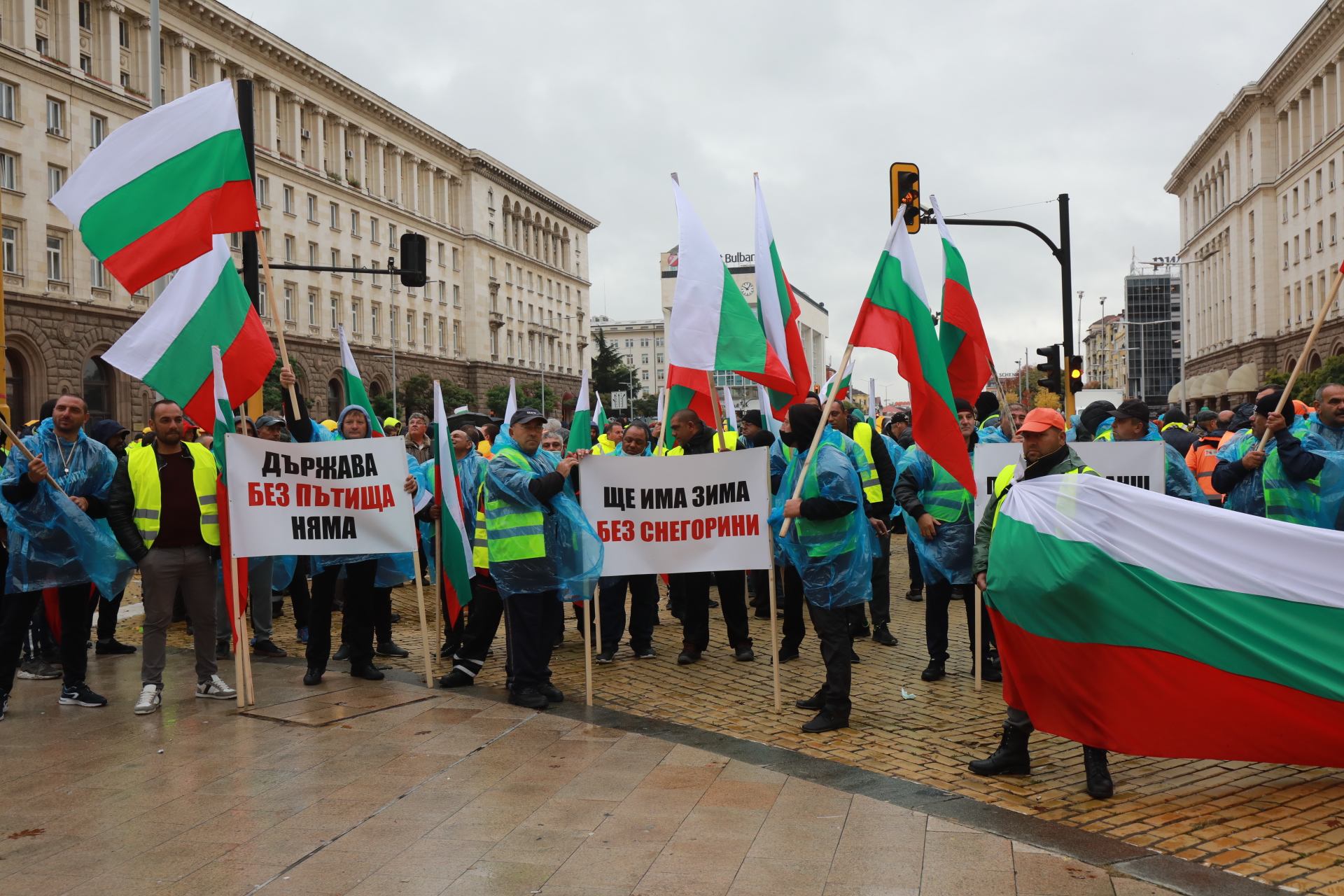 <p>Протест, тежка техника блокира центъра на София</p>