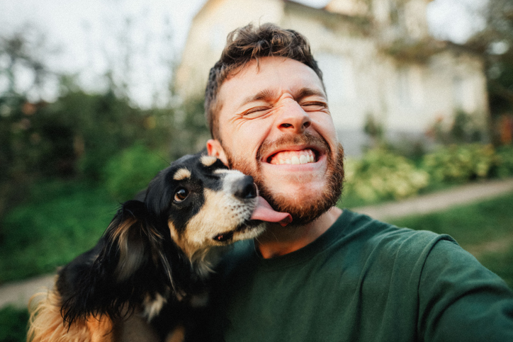 <p>Игра с куче</p>

<p>Интересен факт е, че кучетата са един от малкото видове, които могат да предизвикат окситоцин у хората! Смята се, че това се дължи отчасти на тяхната еволюционна история като най-добър&nbsp;приятел на човека.</p>