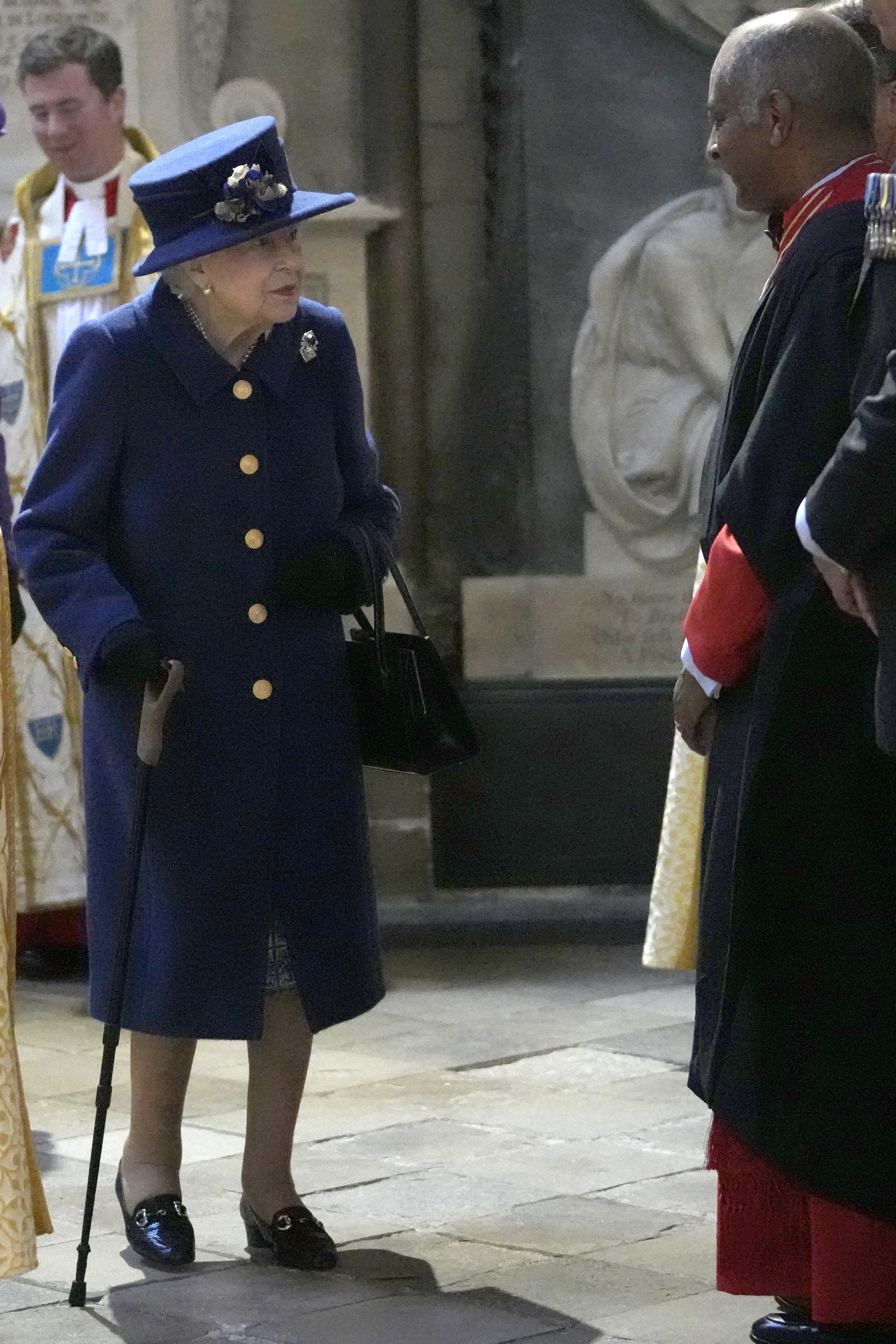 <p>Кралица Елизабет Втора влезе с бастун в Уестминстърското абатство за тържествената служба по случай 100-годишнината на Кралския британски легион</p>