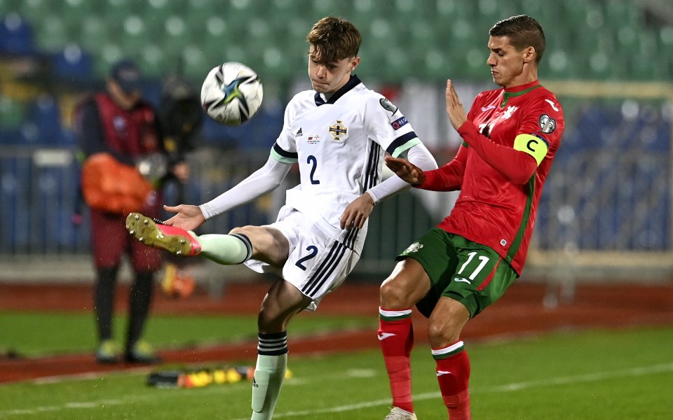 Националните отбори на България и Северна Ирландия играят при резултат
