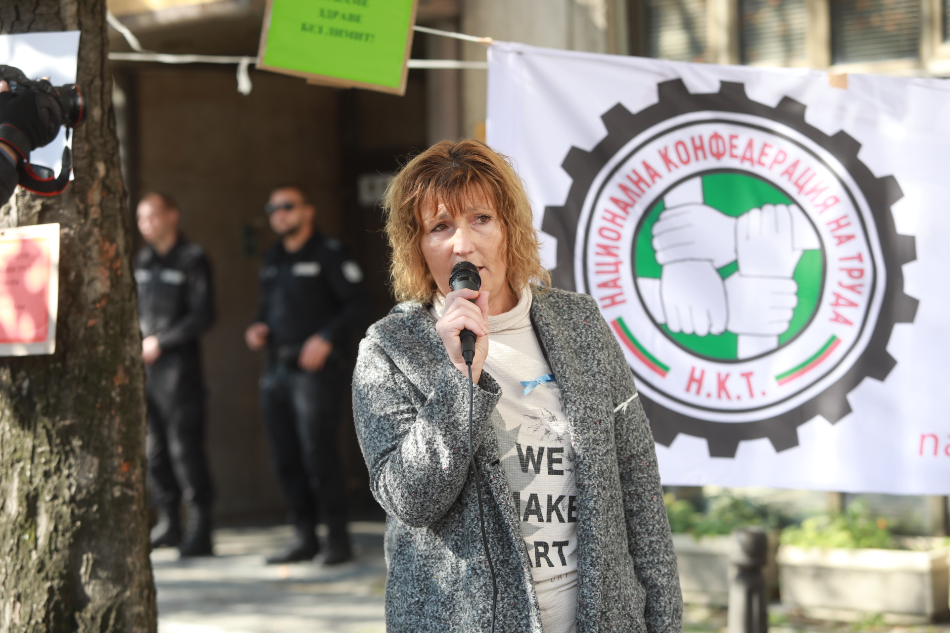 Протестната демонстрация е организирана от Синдиката на българските медицински специалисти, а целта ѝ вниманието на обществото да бъде насочено към редицата проблеми, съществуващи от години в този сектор, основният сред които е ниското заплащане.