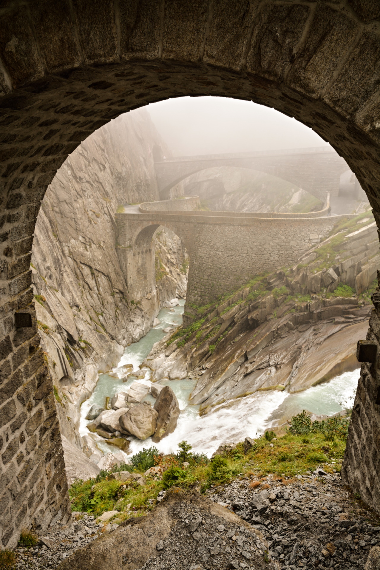 <p><strong>Дяволският мост в Швейцария</strong></p>

<p>Легендата зад Teufelsbr&uuml;cke (от немски &quot;Дяволския мост&quot;) твърди, че овчар се затруднявал да построи мост, затова се помолил на Дявола. Той се явил и построил моста при едно условие: душата на първия преминал моста да му принадлежи. Местните обаче решили да пратят коза, първа да пресече моста.</p>