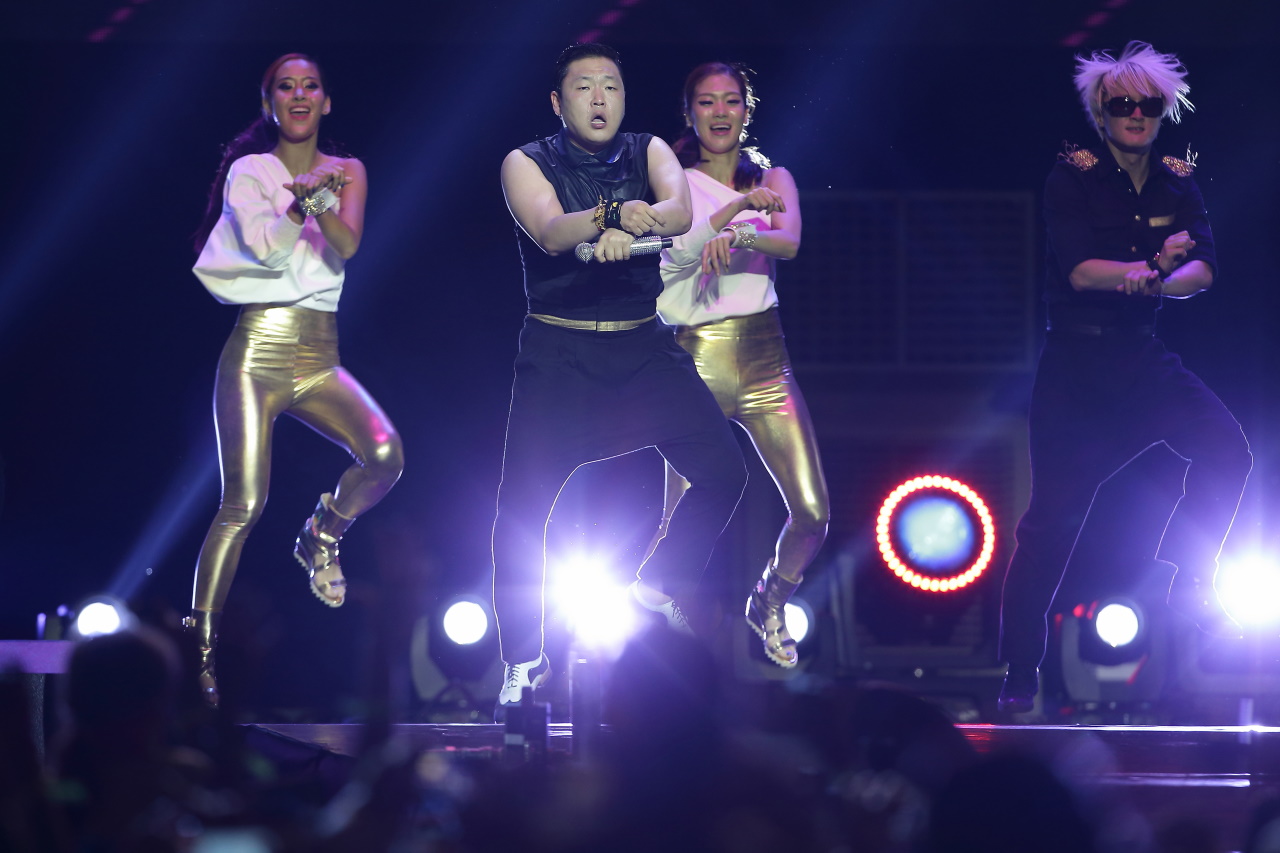 <p><strong>PSY - &quot;Gangnam Style&quot;</strong></p>

<p>Да не забравяме и глупавата хореография. Да, понякога светът полудява по нещо такова!</p>