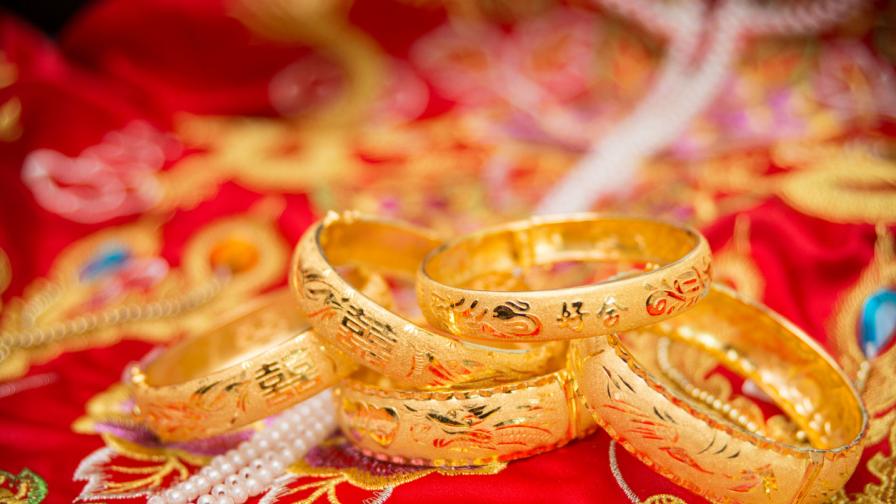 Фурор на  сватба - китайска булката с 60 кг злато