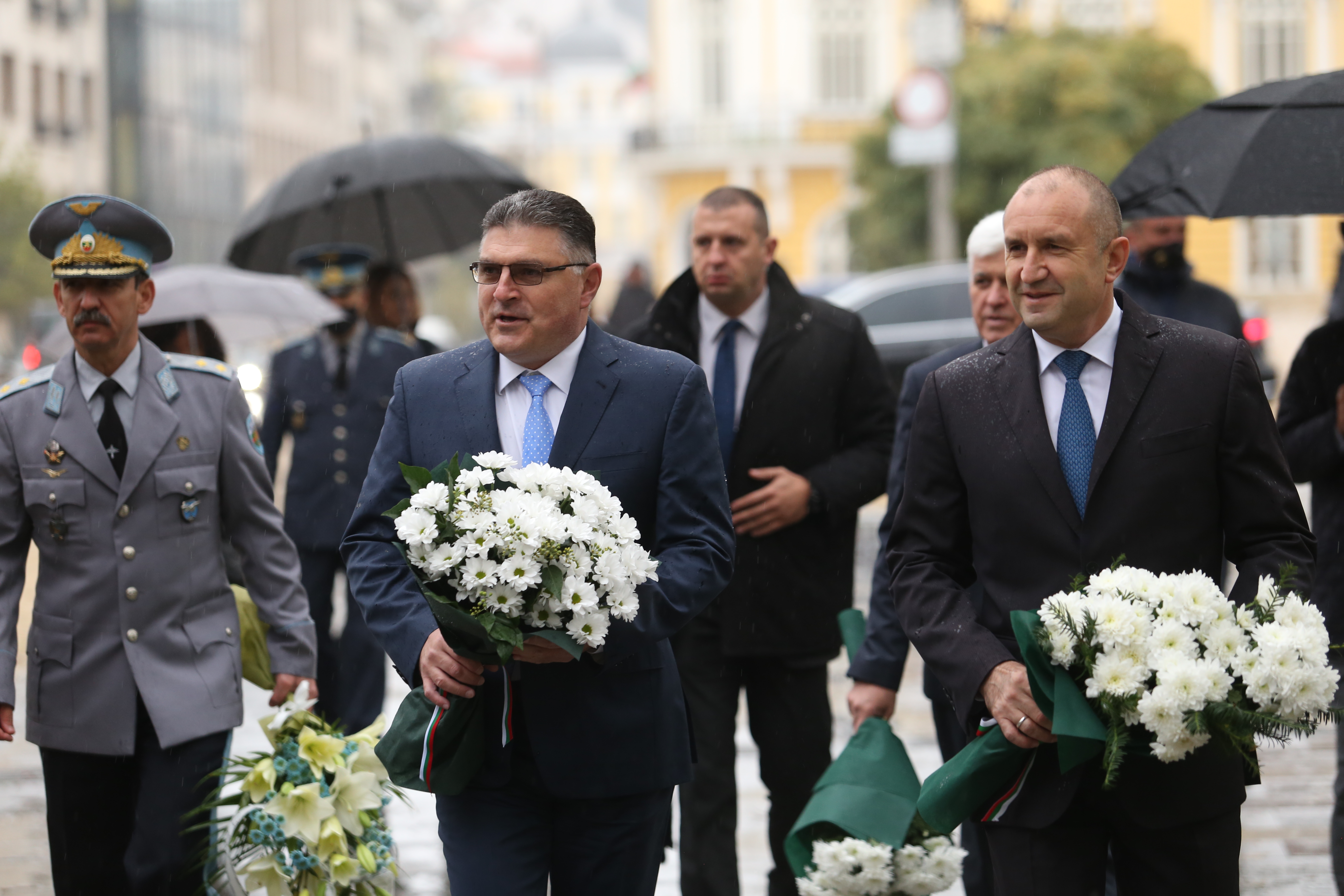<p>Румен Радев поднесе цветя на Паметника на летеца до сградата на Народното събрание</p>
