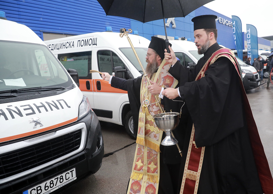 <p>Стойчо Кацаров предаде на 11 центъра за спешна медицинска помощ 18 нови оборудвани линейки</p>