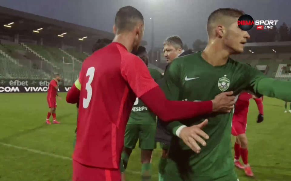 В края на първото полувреме на страстите се покачиха, след