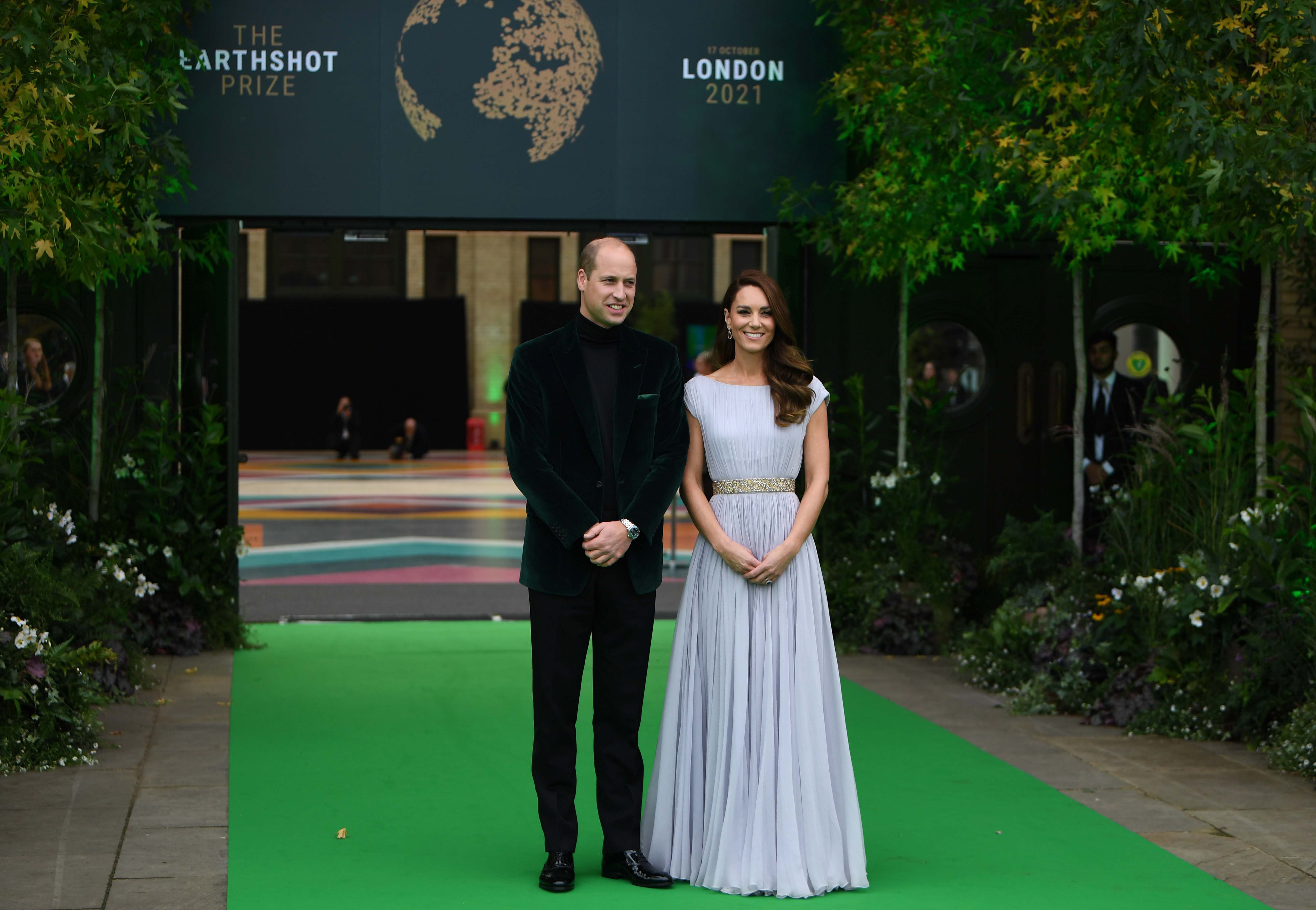 <p>Принц Уилям и Кейт Мидълтън позират на зеления килим в Лондон по време на церемонията по повод откриването на наградата&nbsp;Earthshot. Призът ще бъде връчван ежегодно до 2030 г. на &quot;петима победители всяка година, чиито решения значително помагат на околната среда&quot;.</p>