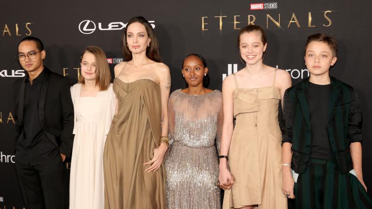Анджелина Джоли с петте си деца на премиерата на „Вечните“