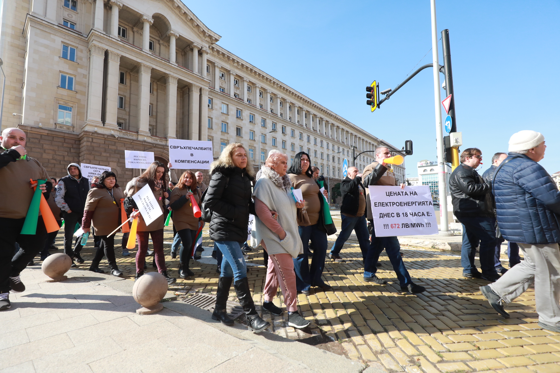 <p>Бизнесът и синдикатите излязоха на протест</p>