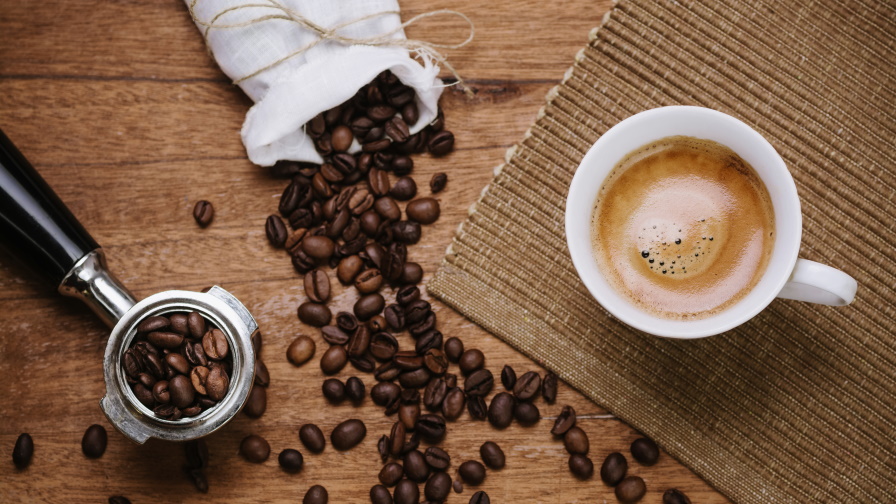 <p><strong>8. Кафе</strong></p>

<p>В умерени количества кафето може да се отрази добре на здравето. Отлична съставка, когато целта ни е да изгорим излишни мазнини и да ускорим метаболизма си. В същото време има добри потискащи апетита свойства. Консумацията на една чаша кафе може да намали желанието за хранене в краткосрочен план.</p>