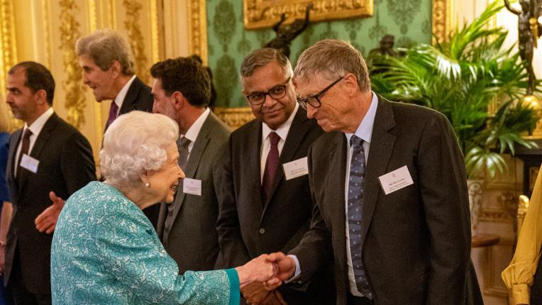 Елизабет Втора прие Бил Гейтс и още бизнес лидери в Бъкингамския дворец