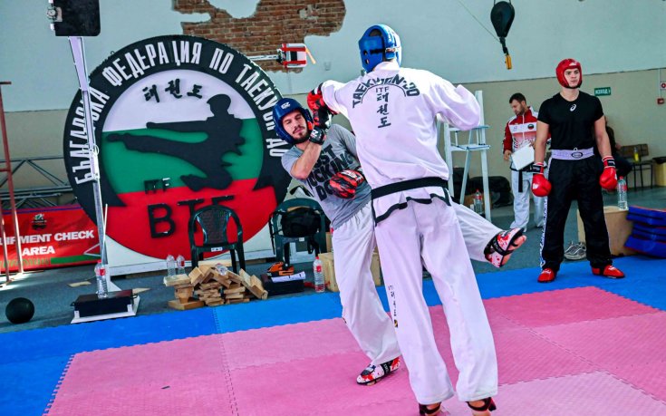 Националите ни заминаха за Крит