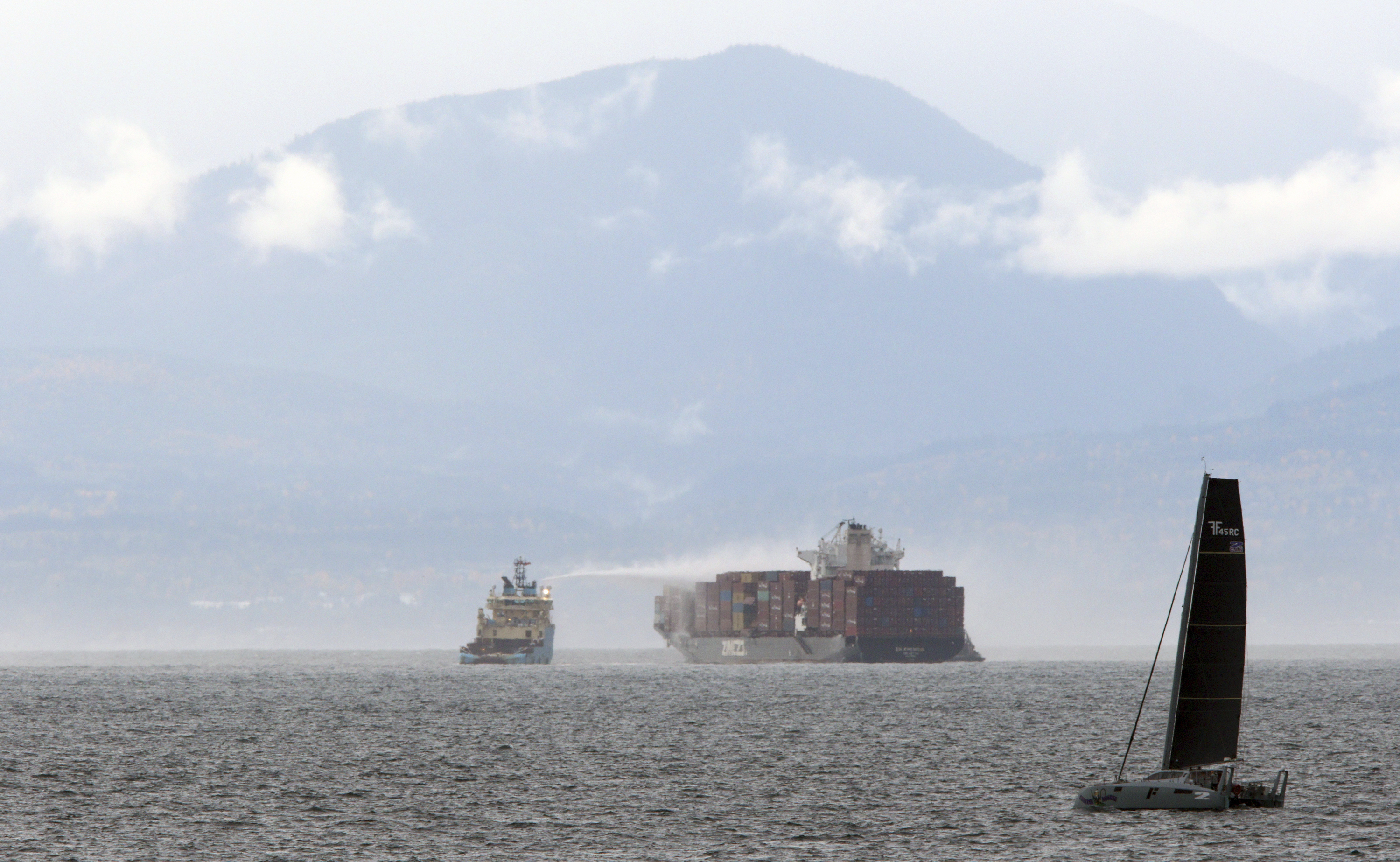 <p>Пожар обхвана контейнери на кораб, превозващ химикали край Канада</p>