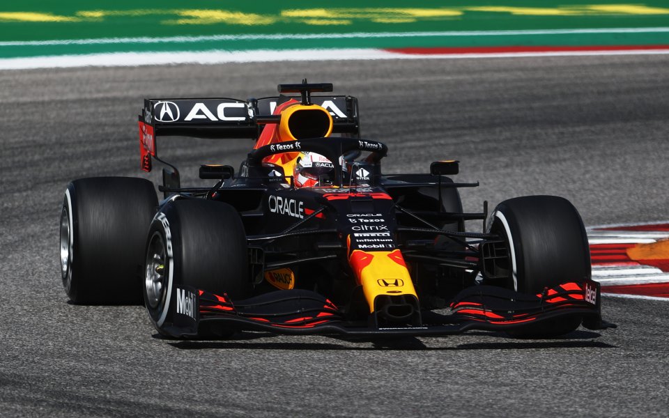 Макс Ферстапспен с Ред Бул спечели тактическа победа срещу Люис